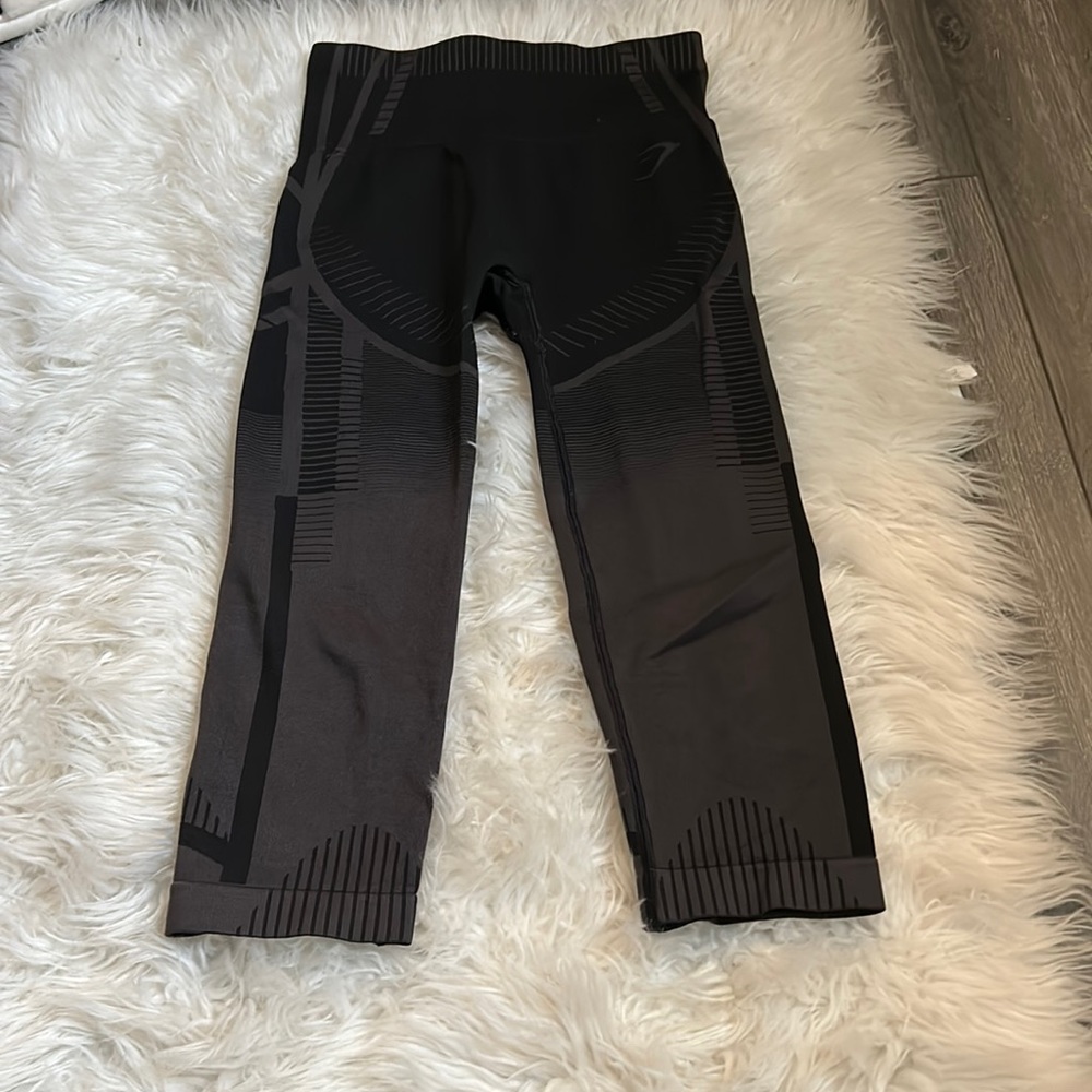 Black and grey Gymshark cropped leggings